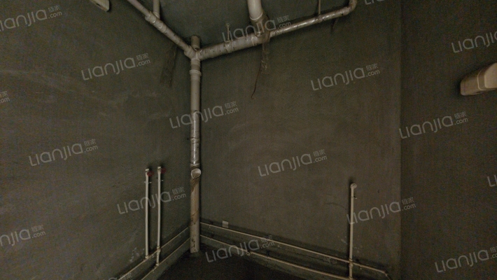 此房是中楼层 户型方正没有面积浪费中等装修 拎包入住-卫生间