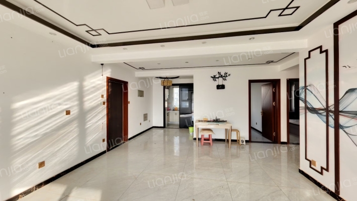 此房格局好 户型方正 大三居明厨明卫 精装修-客厅