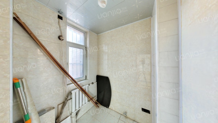 此房南北通透大两居，简单装修，拎包入住-卫生间B