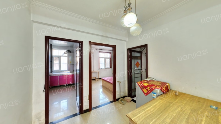 此房南北通透大两居，简单装修，拎包入住-餐厅