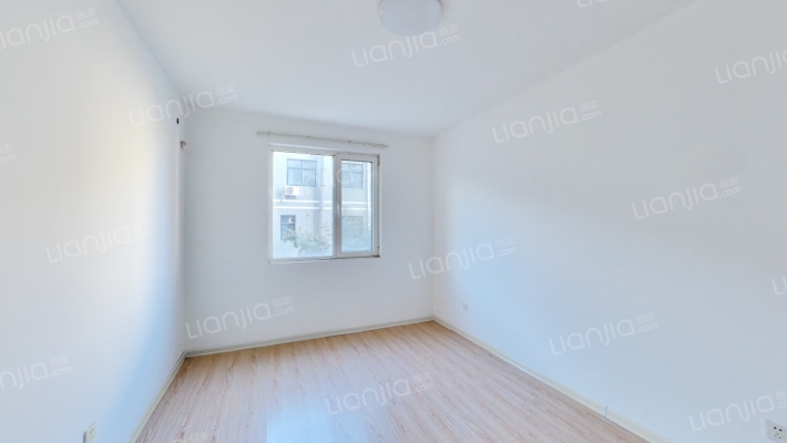 香港豪庭中装，南北通透三居。本满五年-卧室A