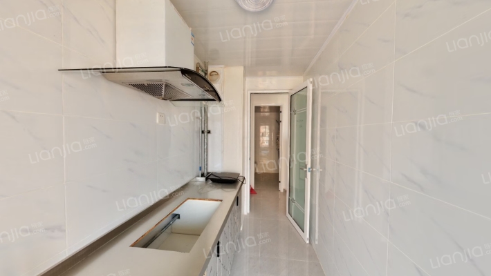 房子是去年新装修的  朝东   上午采光很好-厨房