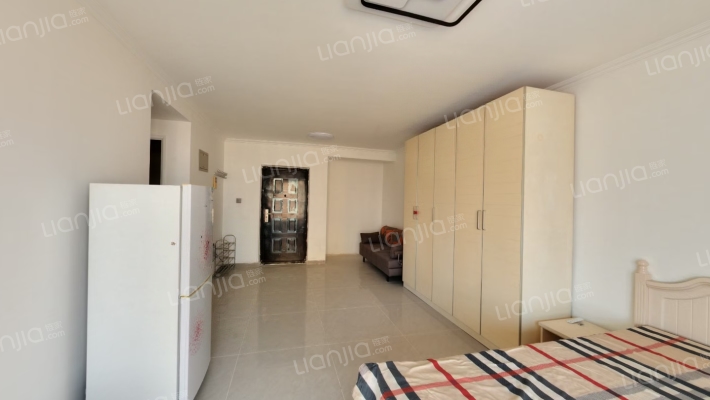 房子是去年新装修的  朝东   上午采光很好-卧室