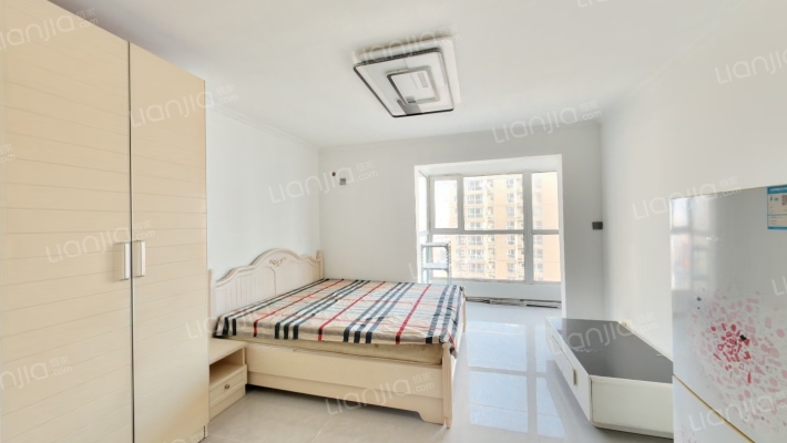 房子是去年新装修的  朝东   上午采光很好-卧室