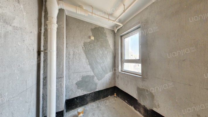 德信御府，房本满二，南北通透大三居，毛坯房随意装修-卫生间B