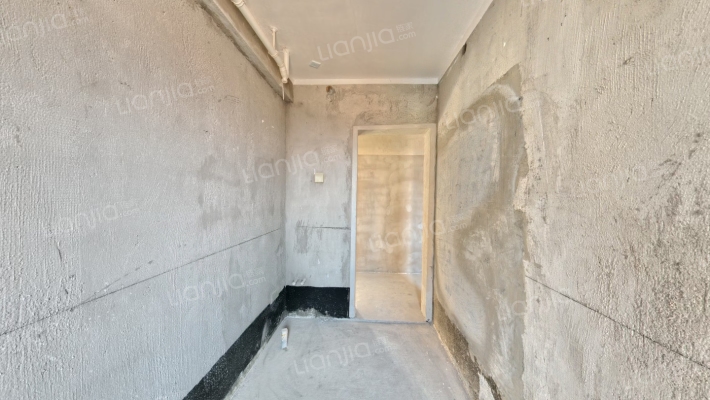 德信御府，房本满二，南北通透大三居，毛坯房随意装修-卫生间A