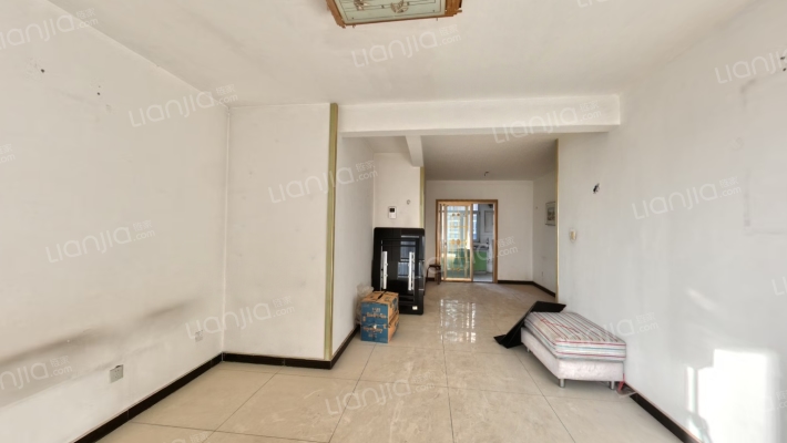 中间楼层 南北通透 视野宽阔 采光充足-客厅