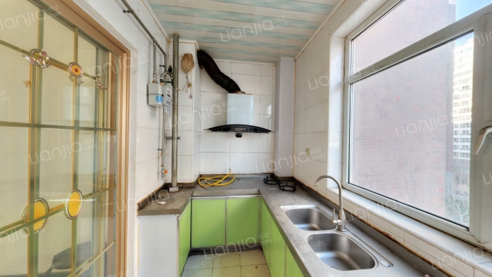 中间楼层 南北通透 视野宽阔 采光充足-厨房