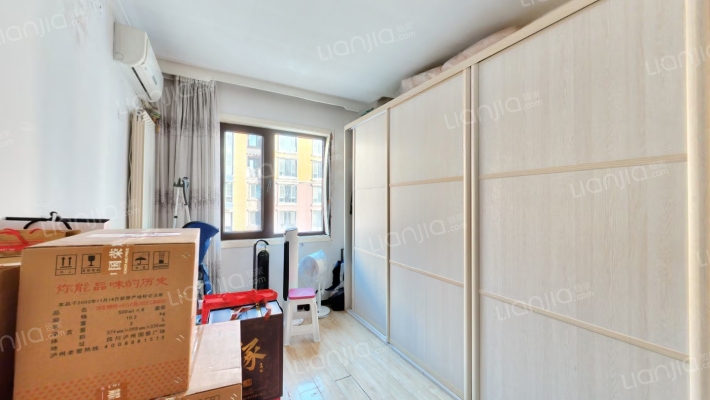 上叠，集中供暖，屋子保持的很好，满二-卧室B