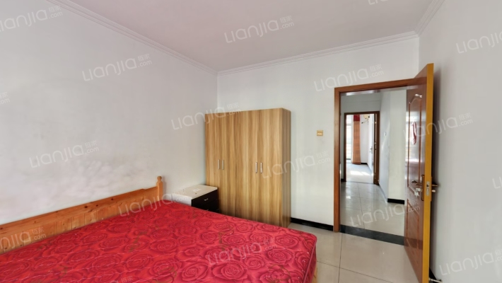 中间楼层，南北通透三居室，满五唯一-卧室A