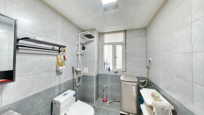 出售天地新城南北通透三居双卫 中高楼层采光无遮挡-卫生间A