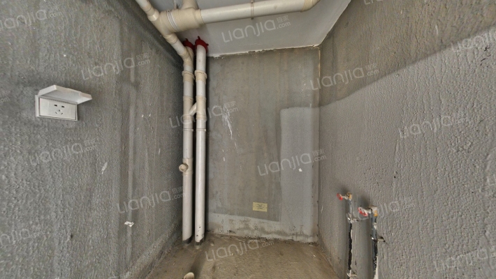 中层 满二 毛坯 价格可议 朝南大两居 小区南侧-卫生间