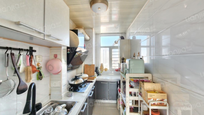 ：房本满五，中高楼层，采光视野好自住精装修-厨房