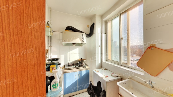 房子集中供暖，房本满二，房主诚意出售。-厨房