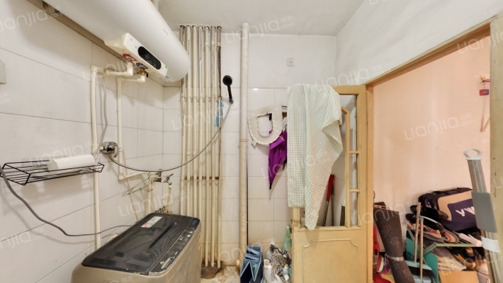 房子集中供暖，房本满二，房主诚意出售。-卫生间