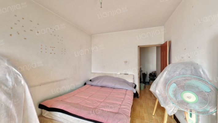 房子集中供暖，房本满二，房主诚意出售。-卧室