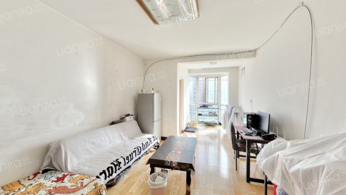 房子集中供暖，房本满二，房主诚意出售。-客厅