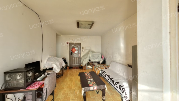 房子集中供暖，房本满二，房主诚意出售。-客厅