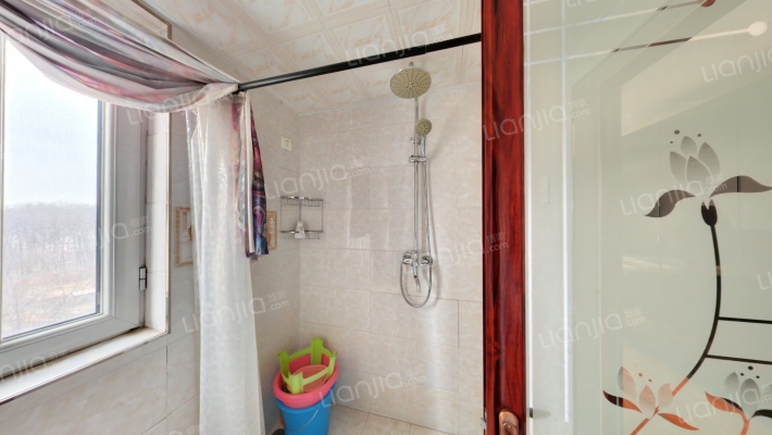 钢混结构，板楼，中间楼层，有电梯，南北通透-卫生间B