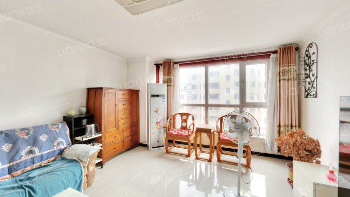 钢混结构，板楼，中间楼层，有电梯，南北通透-客厅