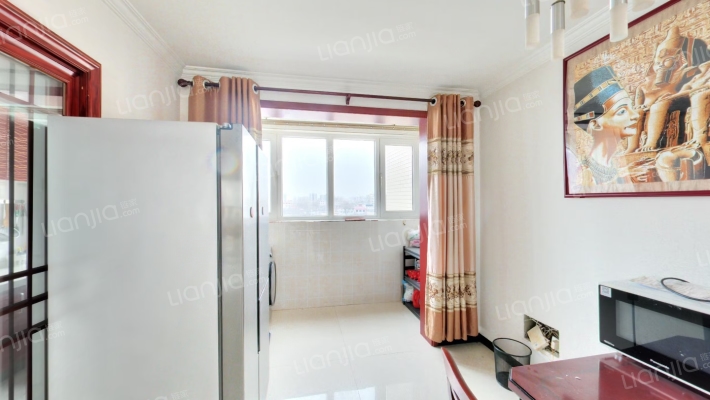 钢混结构，板楼，中间楼层，有电梯，南北通透-餐厅