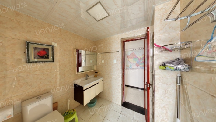 钢混结构，板楼，中间楼层，有电梯，南北通透-卫生间A