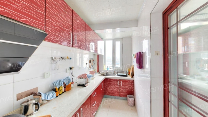 钢混结构，板楼，中间楼层，有电梯，南北通透-厨房