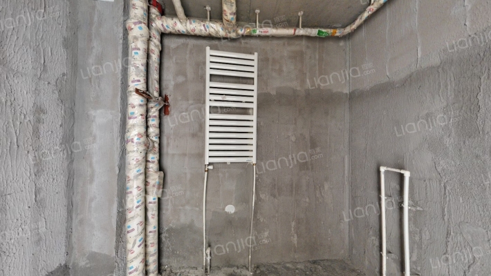 高铁新干线 3室1厅 南-卫生间