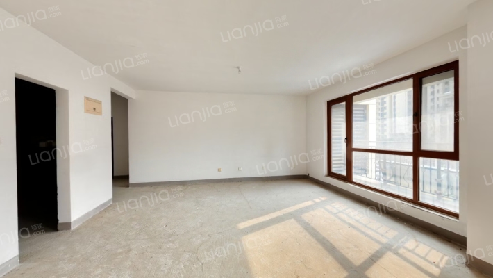 此房是 总高7层的洋房，南北通透，视野优美，采光充足-客厅