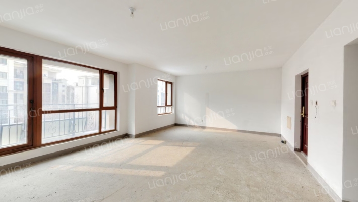 此房是 总高7层的洋房，南北通透，视野优美，采光充足-客厅