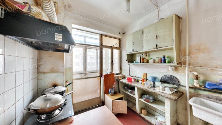 范阳路矿山局中间好楼层，南北通透大两居-厨房