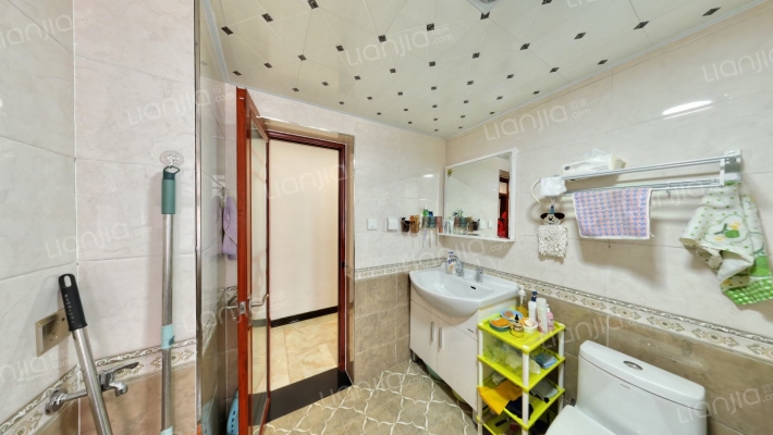 钢混结构 南北通透板楼 一层 带小院 距高铁站近-卫生间A