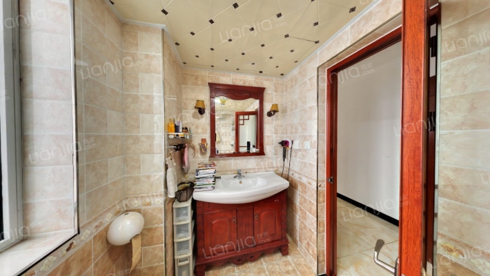 钢混结构 南北通透板楼 一层 带小院 距高铁站近-卫生间B