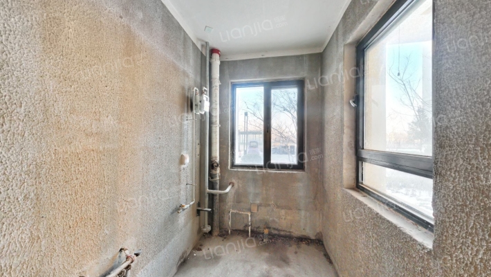 中冶一期，集中供暖，南北通透三居室，中低楼层-厨房