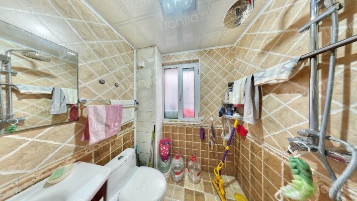 范阳主路电梯房，全南两居 高楼层采光好-卫生间