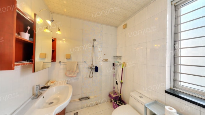 别墅区里的叠拼 广安B区精装修上叠-卫生间A