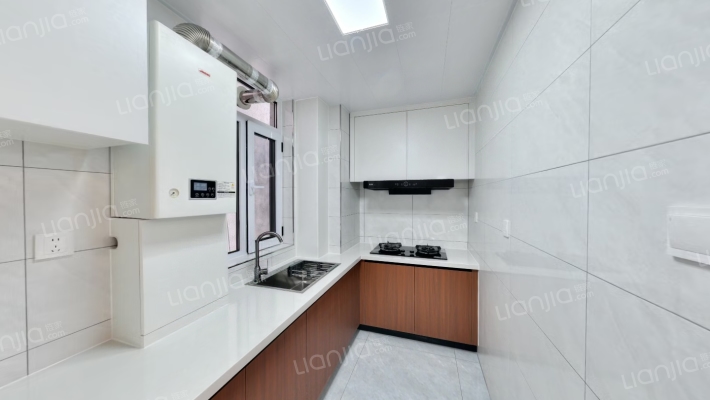 此房采光好，主卧次卧客厅均有阳台，德行公园边上-厨房