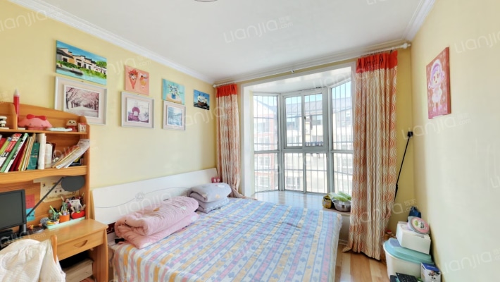 南北通透双卫，老式精装比较干净，采光好-卧室A