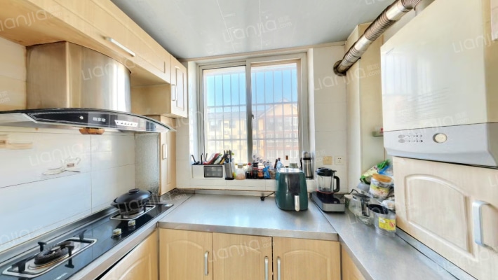 南北通透双卫，老式精装比较干净，采光好-厨房