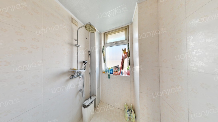 南北通透双卫，老式精装比较干净，采光好-卫生间A