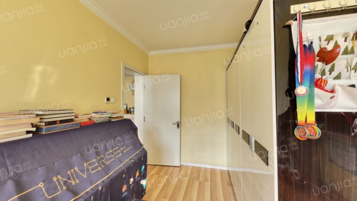 南北通透双卫，老式精装比较干净，采光好-卧室C