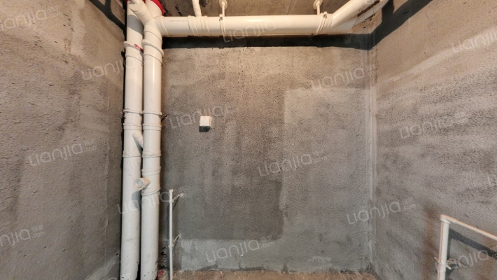 小区西侧 中层 朝南大三居 满五 价格可议 看房方便-卫生间