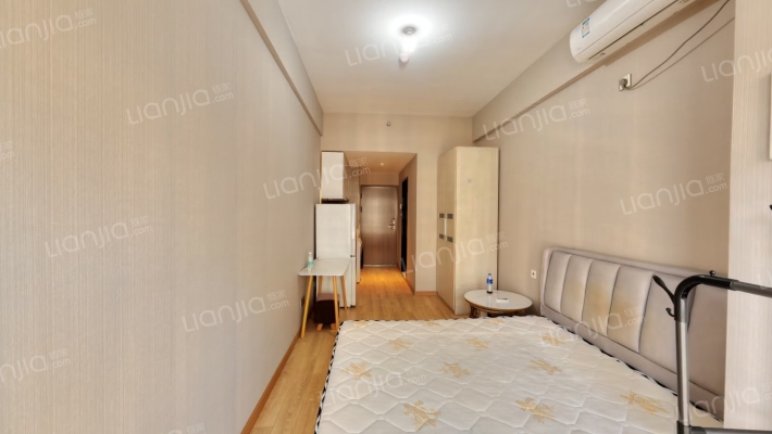 万科精装家具家电齐全一居室.税费低-卧室