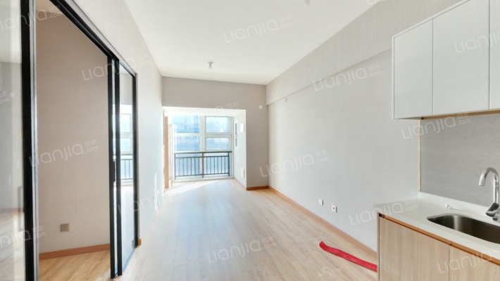 万科朝东向两居室.采光好.税费低-客厅