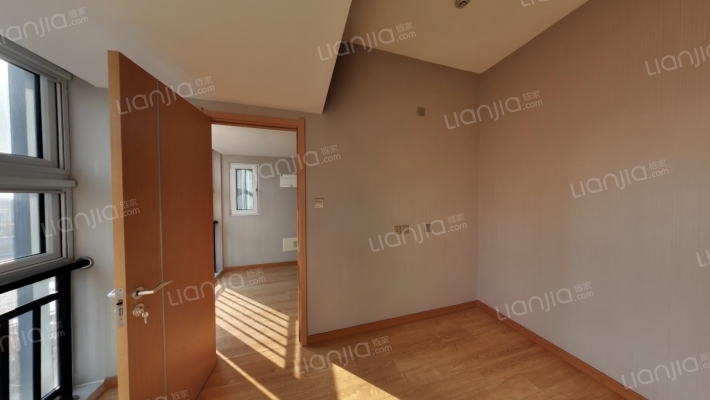 万科朝东向两居室.采光好.税费低-卧室B