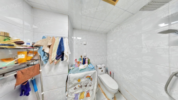 南北通透两居室带子母车位带地下室自住装修低楼层-卫生间