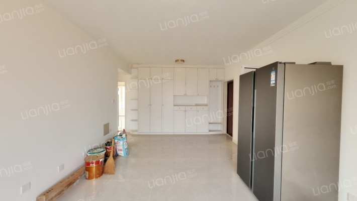 出售范阳路名流美域，交通便利二居室。-客厅