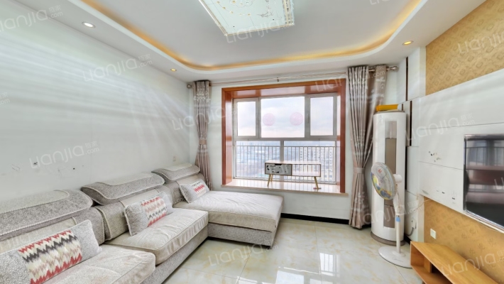 房源户型方正    采光全天  配套齐全-客厅