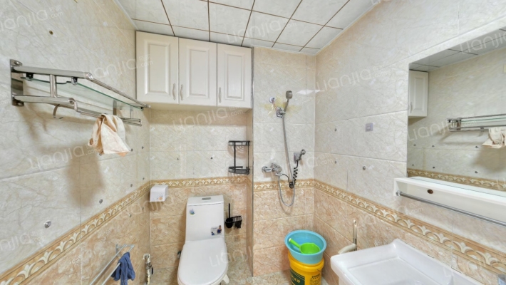 房源户型方正    采光全天  配套齐全-卫生间