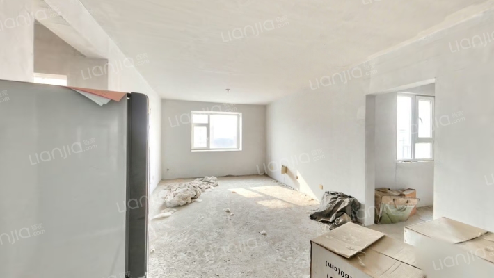 此房南向，房本满五唯一，税费少-客厅